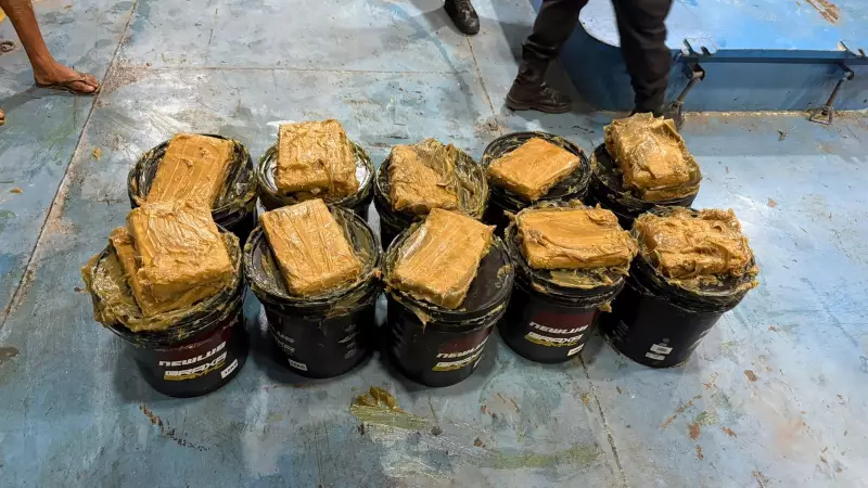 Golpe da Graxa: Polícia apreende drogas escondidas em galões dentro de embarcação em Santarém
