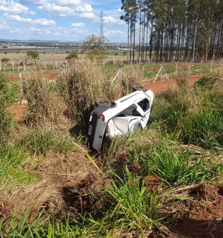 Grávida de 8 Meses Sobrevive Milagrosamente a Acidente com Capotamento em MG