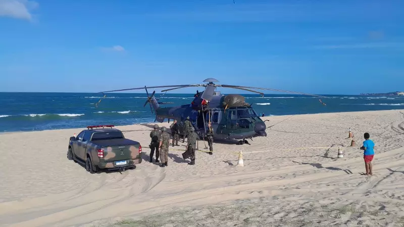 Helicóptero da FAB faz pouso de emergência em praia de Natal e vira atração turística