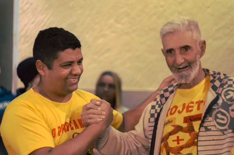 Herói de 4 Patas: PM Salva Cachorro com Massagem Cardíaca Após Mal Súbito em Minas Gerais