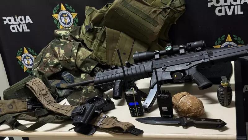 Homem é preso com arma e drogas em Duque de Caxias: veja detalhes da operação policial