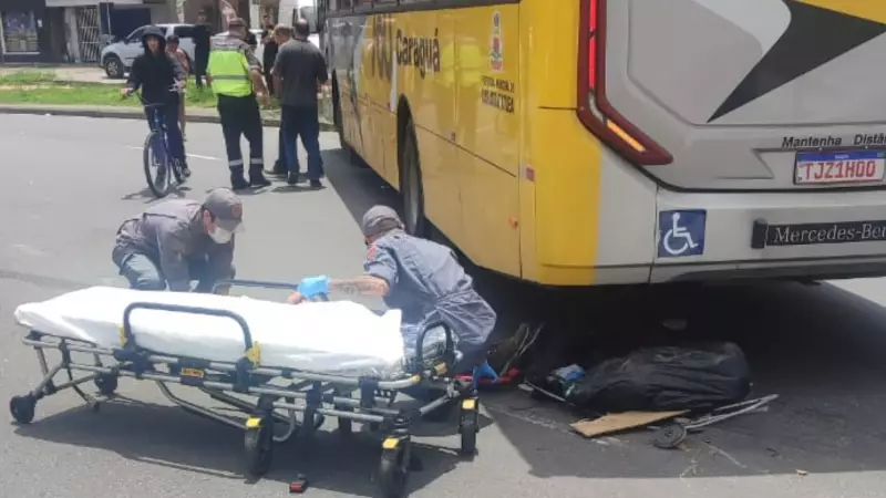 Homem em situação de rua é atropelado por ônibus em Caraguatatuba; estado é grave