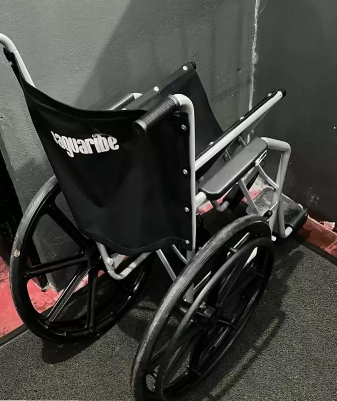 Homem rouba cadeira de rodas de posto de saúde em SP para tentar enganar o INSS