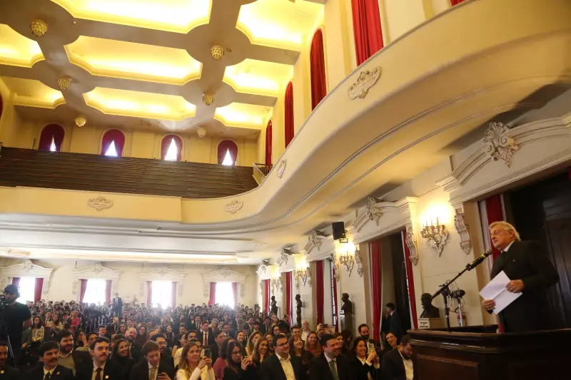 Homenagem Comovente: USP Celebra Vida de Pai de Luciano Huck com Emoção e Reconhecimento