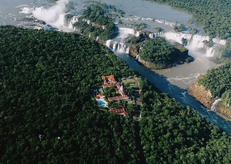 Hotel no PR Supera Copacabana Palace: Diárias de R$ 30 mil e Adega Exclusiva às Portas das Cataratas