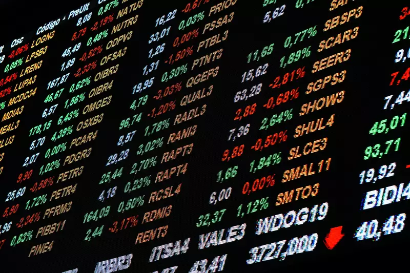 Ibovespa em Queda: Como Dados Econômicos e Tensão EUA-China Abalam o Mercado