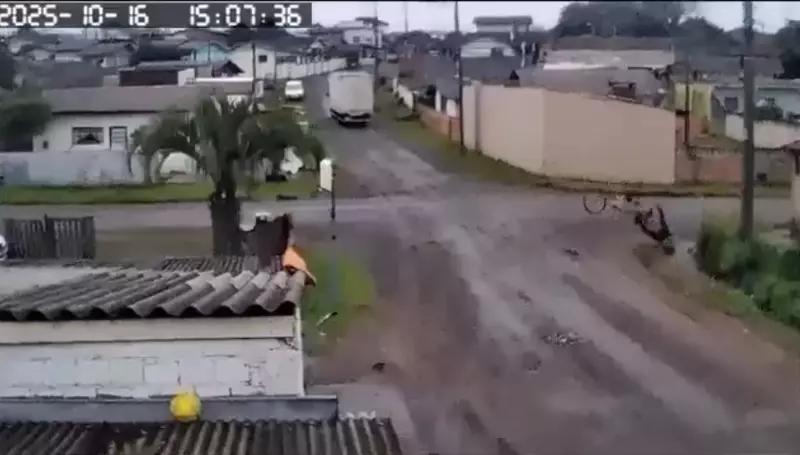 Idoso em bicicleta é arrastado por caminhão após fio enroscar: cena chocante em SC
