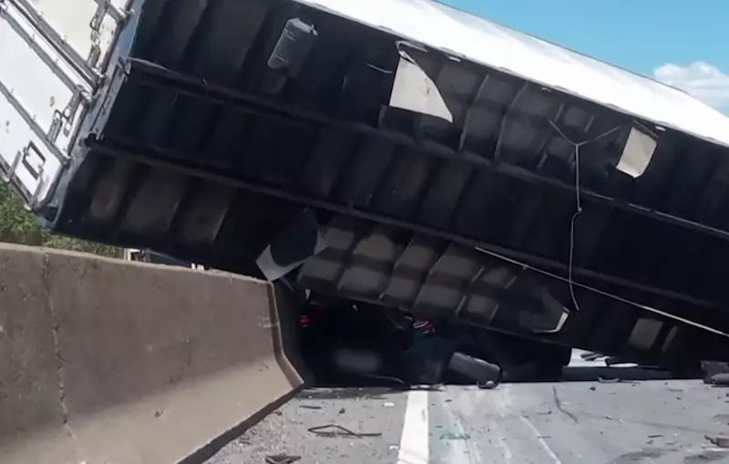 Idosos escapam ilesos de acidente impressionante na Dutra: caminhão tomba sobre carro do casal