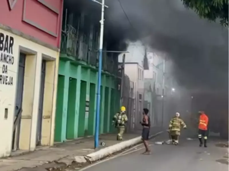 Incêndio atinge antiga estrutura no Calçadão da Gameleira em Rio Branco; veja imagens