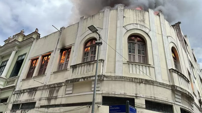 Incêndio de Grandes Proporções Atinge Edifício Histórico no Centro do Rio