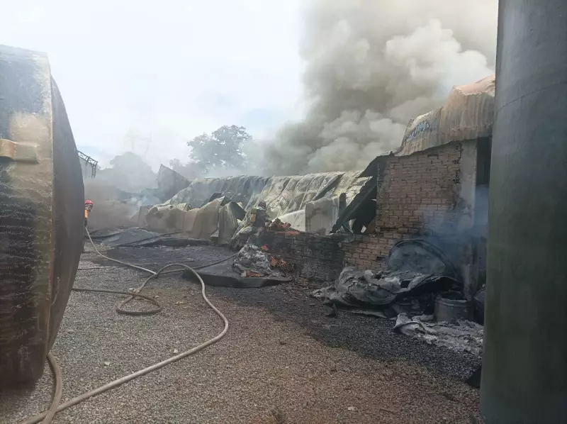 Incêndio de Grandes Proporções Consome Fábrica de Caixas d'Água em Limeira; Veja Vídeo Impressionante