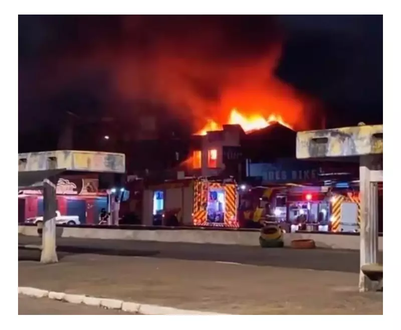 Incêndio de grandes proporções destrói loja de bicicletas no Centro de Maceió