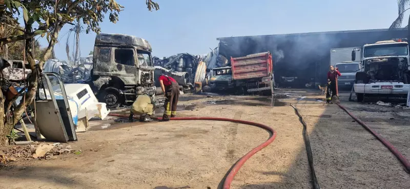 Incêndio de grandes proporções devasta oficina e deixa rastro de destruição no Tarumã, em Manaus