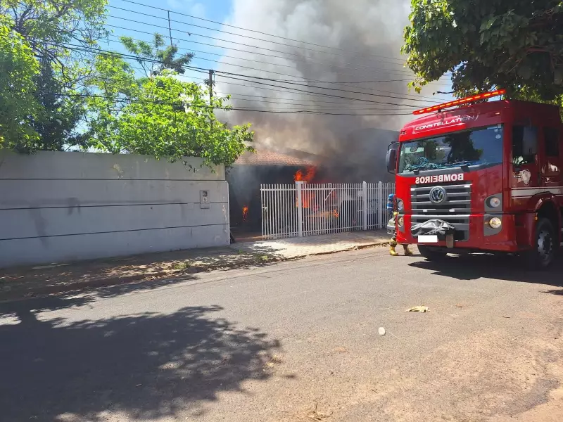 Incêndio devastador consome residência em Presidente Prudente; bombeiros controlam chamas após intenso combate