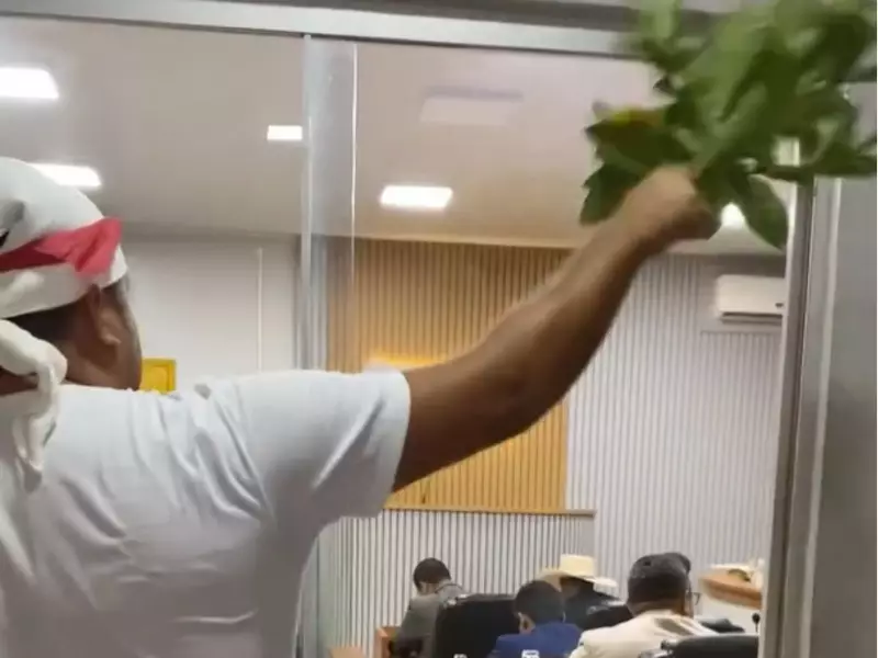 Influenciador veste traje de religião africana e 'benze' câmera no AC; federação repudia ato inusitado