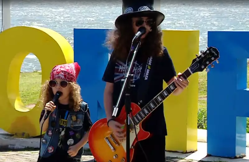 Irmãos de 12 e 5 anos encantam Florianópolis tocando Guns N' Roses em pontos turísticos