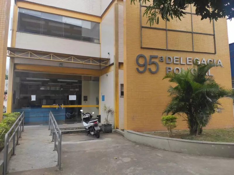 Jovem é presa com drogas em Vassouras: operação policial apreende cocaína e maconha