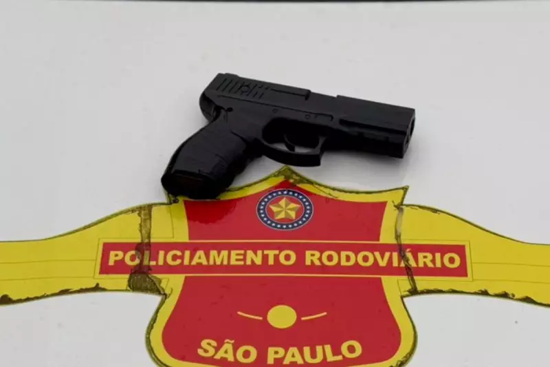 Jovem usa garrafa d'água como isca para assaltos na Rodovia dos Imigrantes e é preso com arma falsa