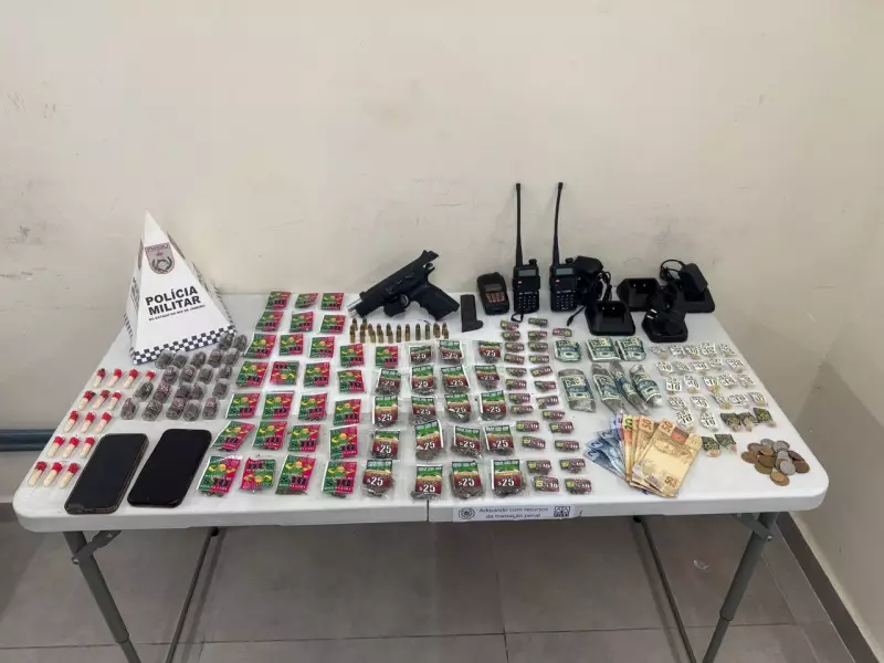 Jovens são presos com arma e drogas em Volta Redonda: ação policial apreende revólver e porções de maconha