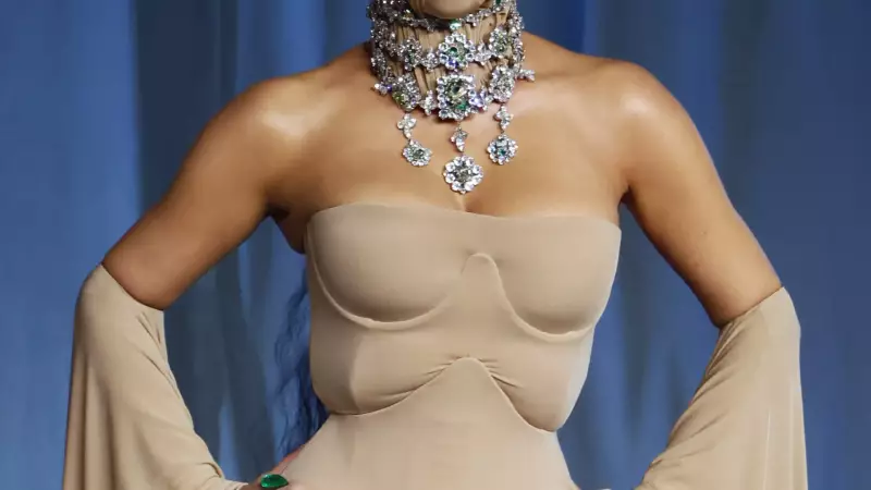 Kim Kardashian choca com look ultrarradical no tapete vermelho: 'Moda ou exagero?'