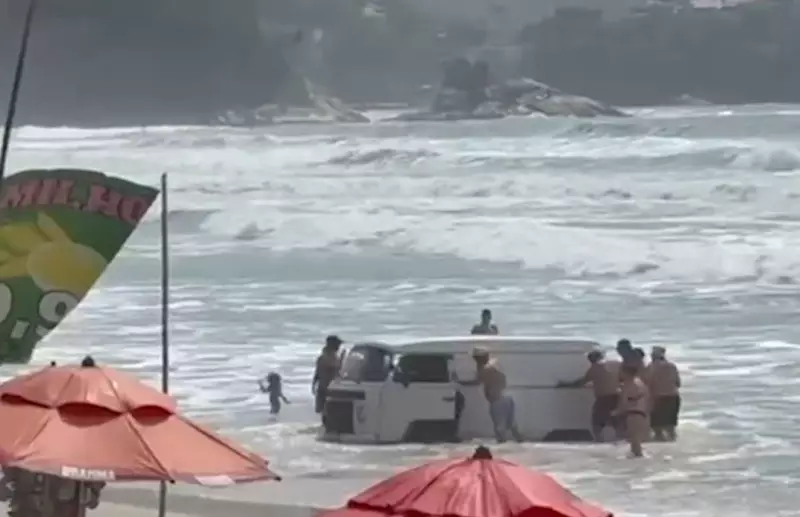 Kombi invade o mar em Ubatuba e vira atração inusitada: veículo é resgatado por banhistas