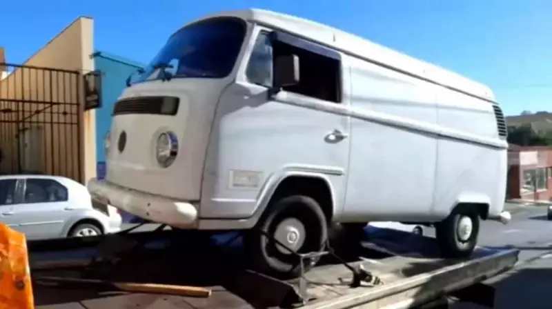 Kombi suspeita de furtar escultura de R$ 40 mil em cemitério de São Carlos é identificada em vídeo