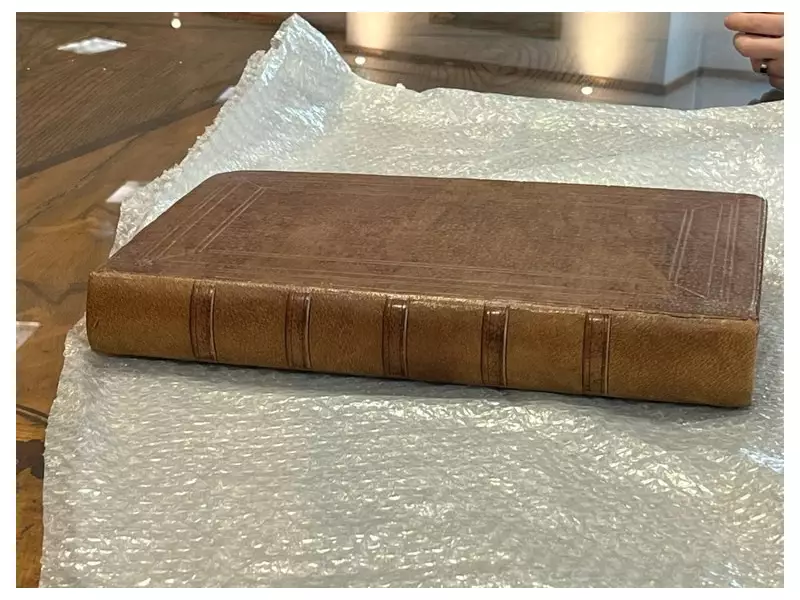 Livro raro furtado há 15 anos no Brasil é recuperado em Londres e volta a museu