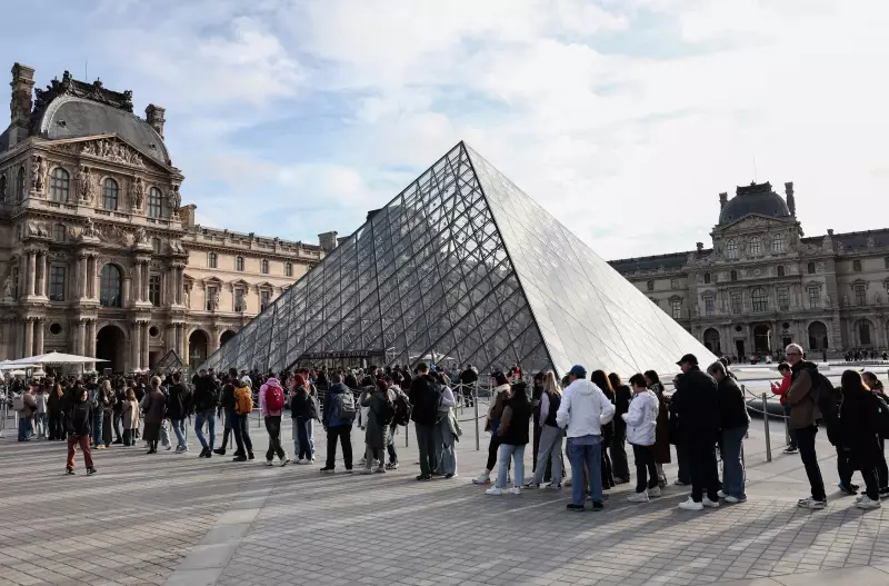 Louvre Sob Pressão: Museu Reabre com Segurança Reforçada Após Roubo Monumental