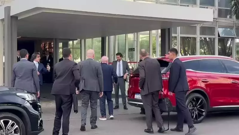 Lula exibe meias coloridas em reunião ministerial e vira assunto nas redes