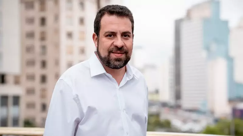 Lula oficializa Guilherme Boulos como ministro: movimento estratégico para fortalecer base social