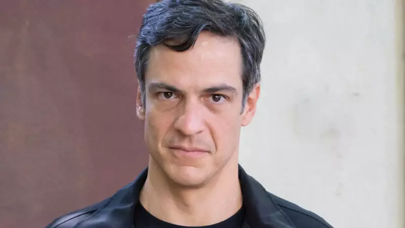 Mateus Solano se desculpa por furto de celular durante peça: 'Agi como um trombadinha'