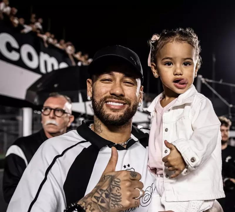 Mavie, filha de Neymar, rouba a cena ao imitar gestos do pai durante jogo do Santos