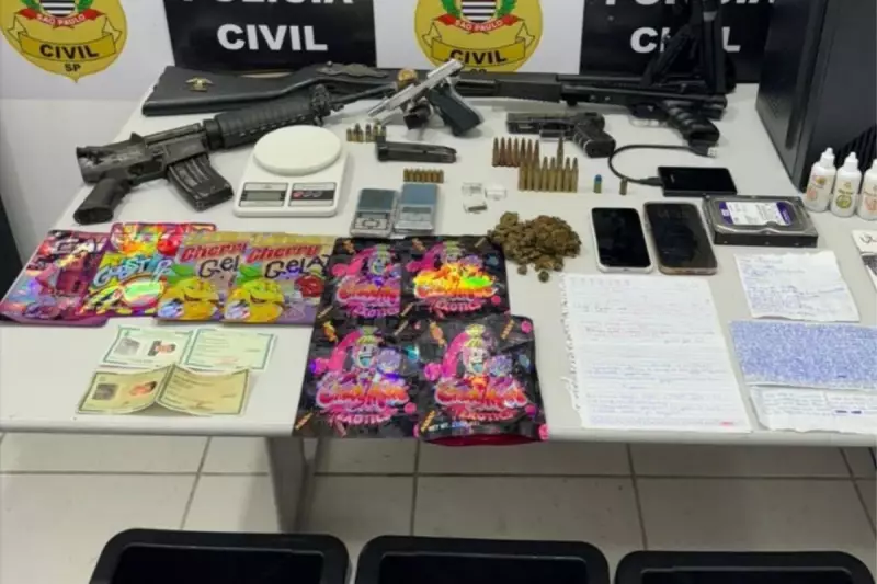 Mãe é presa com arsenal e drogas do PCC na frente da filha de 4 anos em Santos