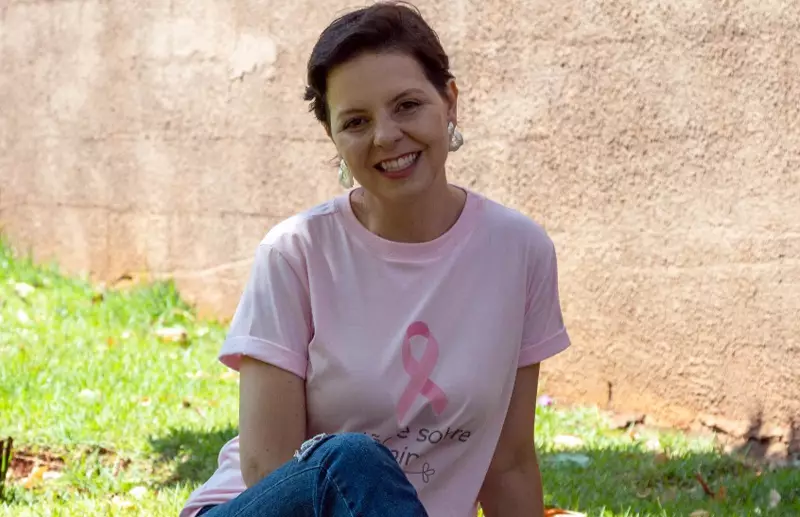 Mãe descobre câncer de mama dias antes do parto e vira símbolo de autocuidado: 'Hoje sou minha prioridade'