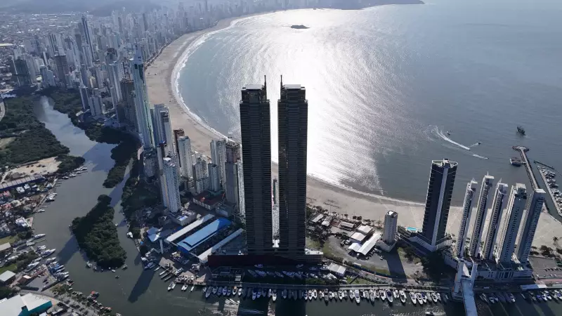 Mercado Imobiliário de Luxo em SC: Balneário Camboriú e Itajaí Lideram Vendas e Valorização