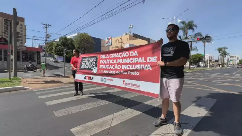 Mães de crianças autistas ocupam Prefeitura de Rio Preto em protesto por professores auxiliares