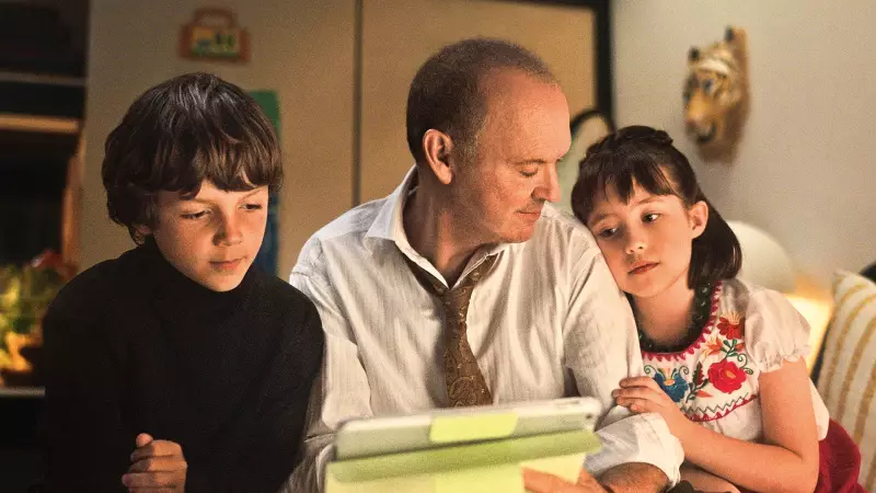 Michael Keaton como Pai do Ano: Caos e Redenção na Paternidade em Cena Imperdível