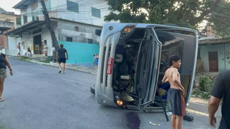 Micro-ônibus perde freio, capota e deixa feridos em ladeira de Manaus: veja detalhes do acidente