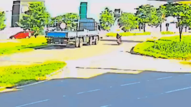 Milagre na BR-163: Motociclista Escapa da Morte ao Ficar Debaixo de Caminhão em Ultrapassagem Arriscada