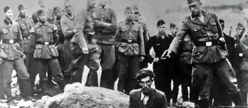 Mistério Desvendado: Identificado Nazista da Foto Icônica com Arma na Cabeça de Prisioneiro