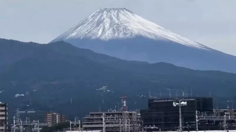 Monte Fuji registra primeira neve do ano com atraso histórico de 21 dias
