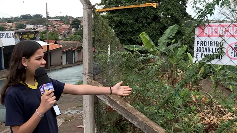 Moradora de 11 anos denuncia terrenos abandonados e risco de dengue em Uberaba: 'Muito mato, muita sujeira'