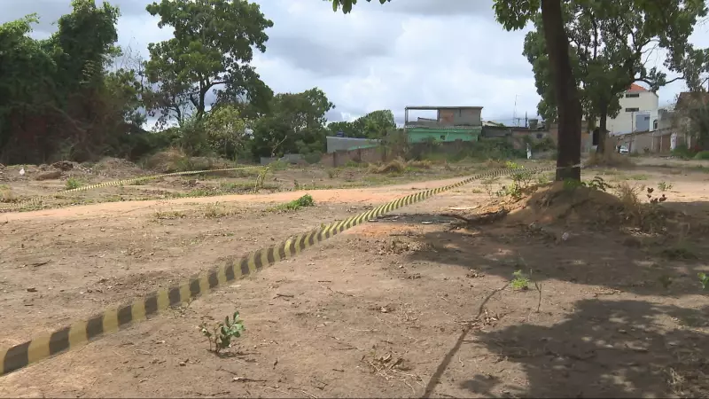 Mulher é assassinada e corpo abandonado em terreno baldio na Grande BH