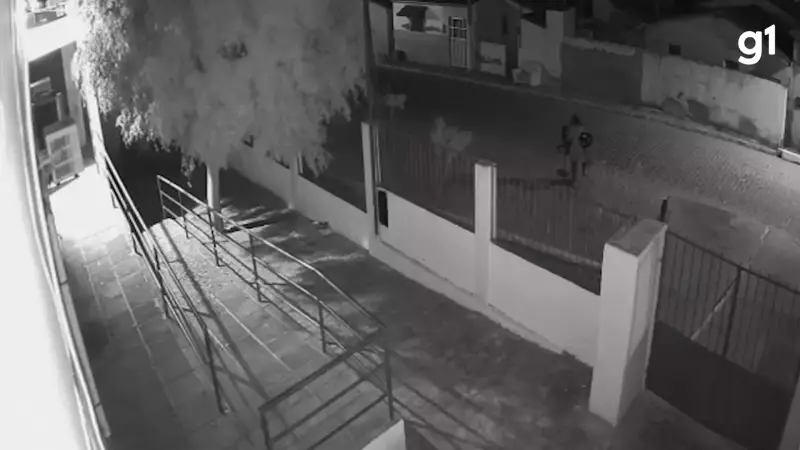 Mulher é presa após roubar UBS e caminhar tranquilamente pela rua no Curimataú paraibano | VÍDEO