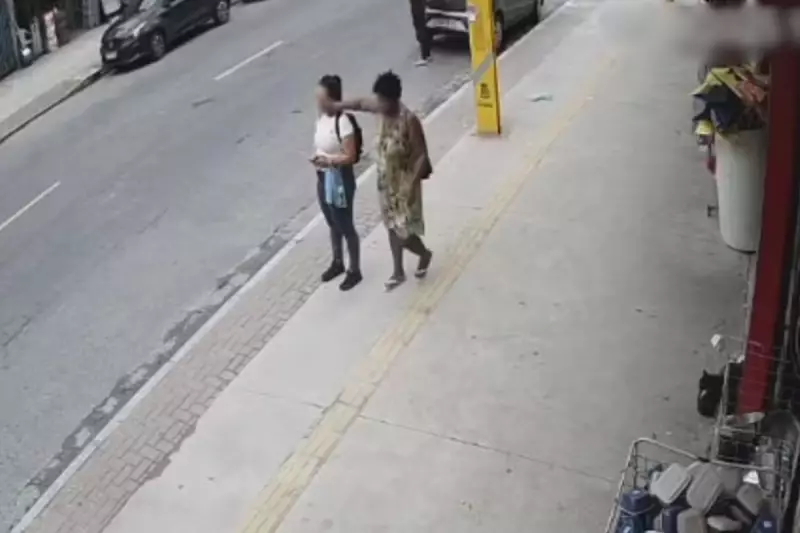 Mulher leva tapa de desconhecida em ponto de ônibus no litoral de SP; assista ao vídeo chocante