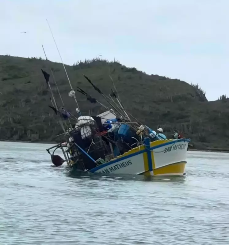Naufrágio em Cabo Frio: Embarcação afunda após colisão, mas todos a bordo se salvam