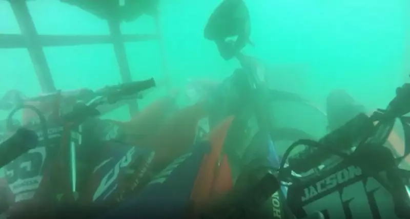 Naufrágio no Rio Tocantins: Mergulhador flagra balsa carregada de motos no fundo do rio