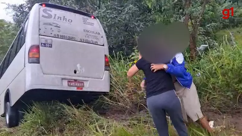 Ônibus com estudantes se envolve em acidente grave na BA; veja o vídeo