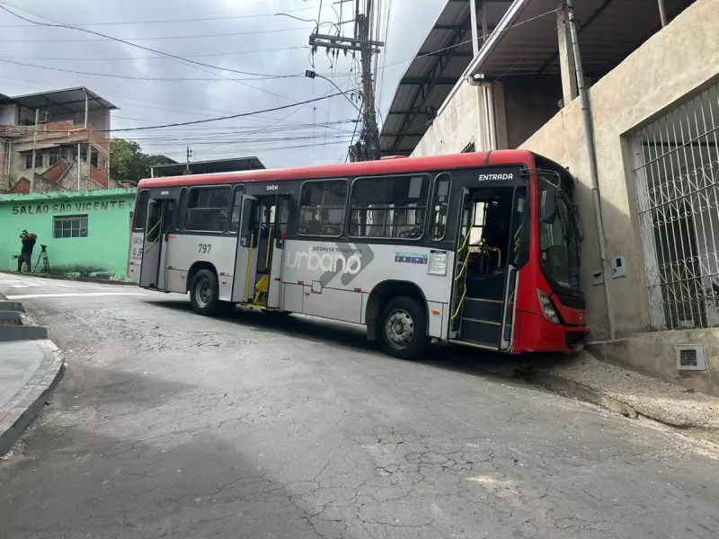 Ônibus invade residência em Juiz de Fora: veja detalhes do acidente que deixou passageiros feridos