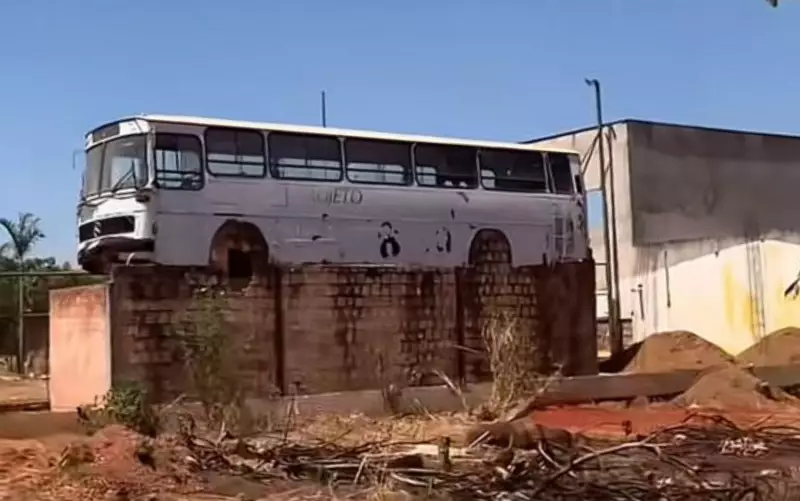 Ônibus Suspenso Sobre Tijolos em Goiás Vira Mistério na Internet; Veja o Vídeo!